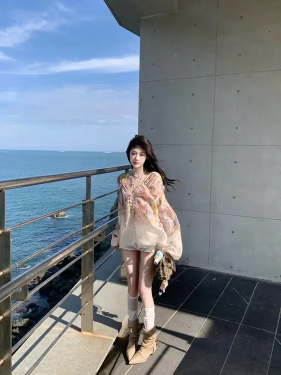 2025秋季新款复古温柔风V领印花宽松衬衫配显瘦花苞裙裤两件套女