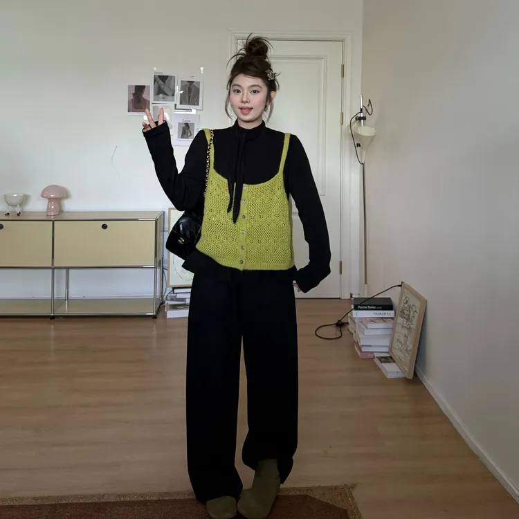 晶咕软软【暖冬时刻】韩系休闲风镂空针织马甲+纯色T恤