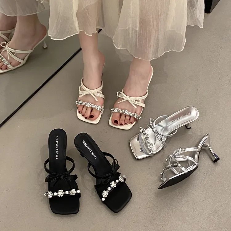 贾不假温柔法式水钻蝴蝶结低跟凉拖鞋女2025夏季绝美配裙粉色凉鞋