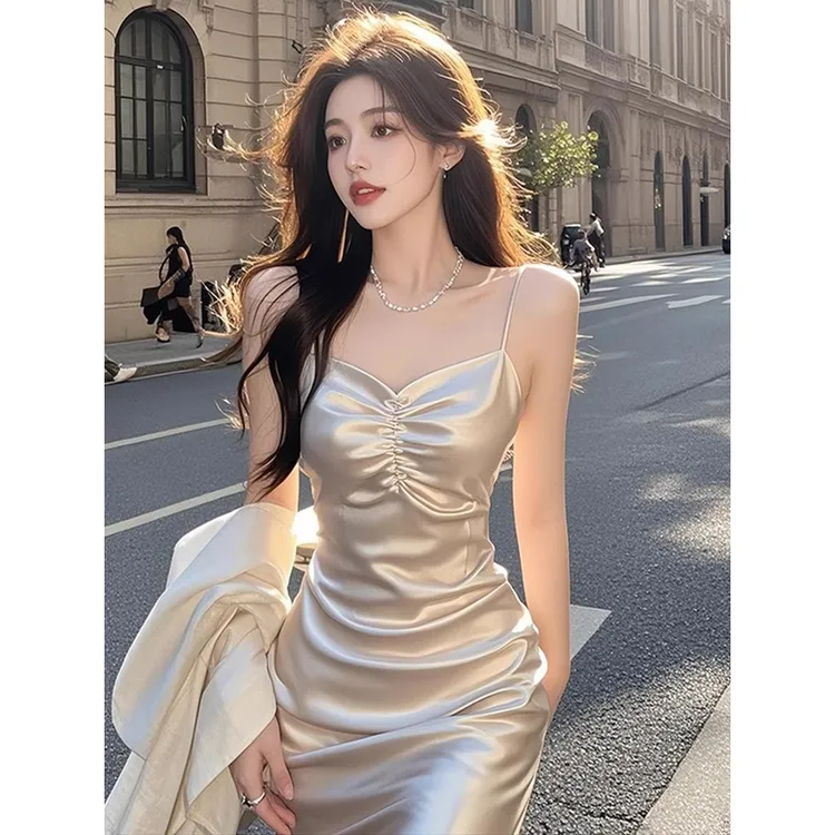 夏季气质名媛低领性感吊带连衣裙褶皱缎面千金优雅收集