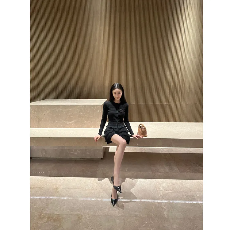 2025秋季新款温柔设计感修身针织上衣套装女气质显瘦短裙两件套装