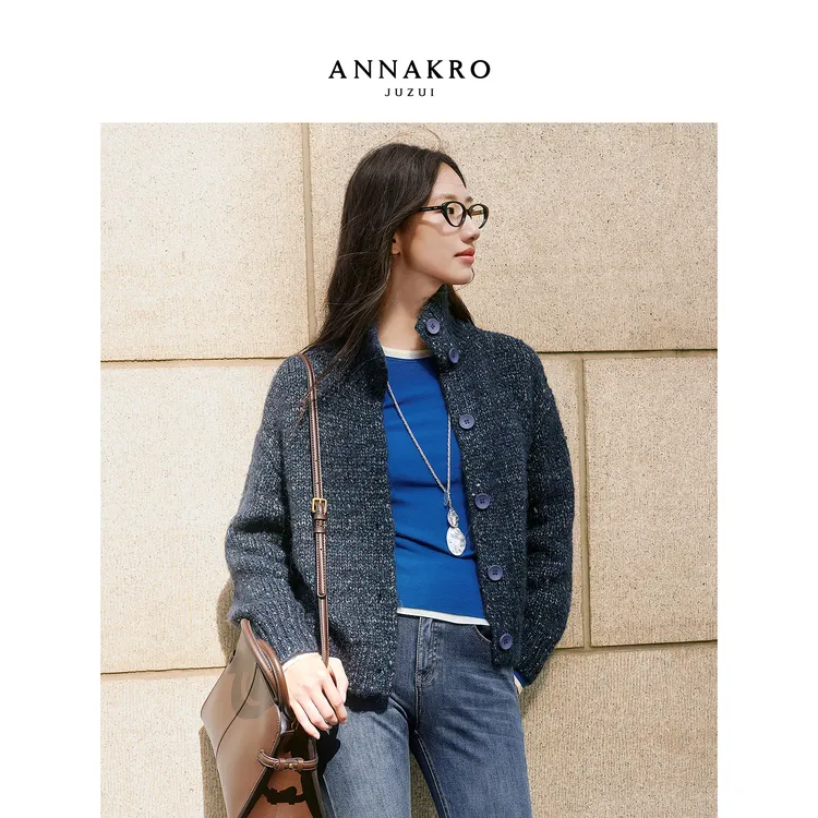 玖姿KWFD30618慵懒风立领落肩亮片针织开衫女2025冬季新款