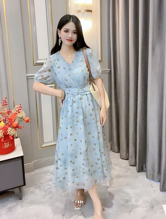 爱心设计感小清新V领显白气质高腰显瘦2025夏静奢风洋气女连衣裙