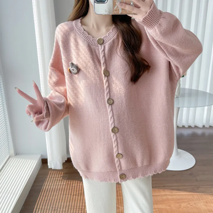 2025年高品质大版型孕妇装秋冬新款刺绣针织长袖开衫小熊毛衣