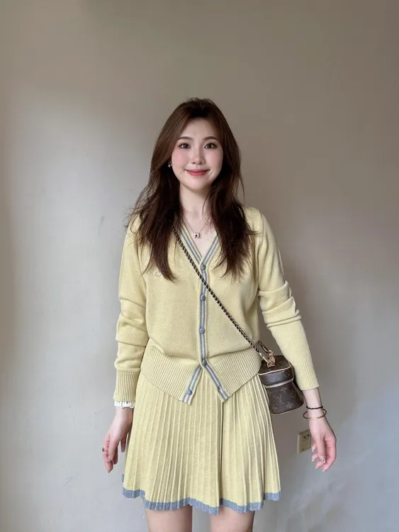 2025春季新款2miu系千金洋气减龄小香风刺绣开衫百褶裙两件套装