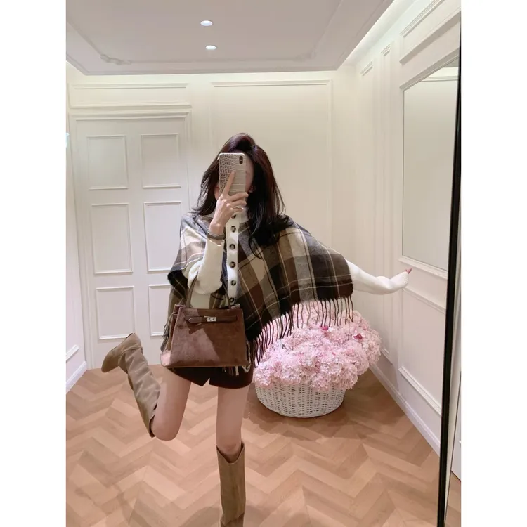 春秋新款拍照必备衣服法式气质气质针织披肩上衣高腰休闲短裤套装