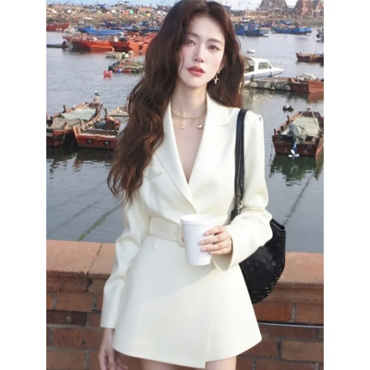 秋季新款重要场合名媛气质巨好看的大方得体白色V领西装收腰上衣