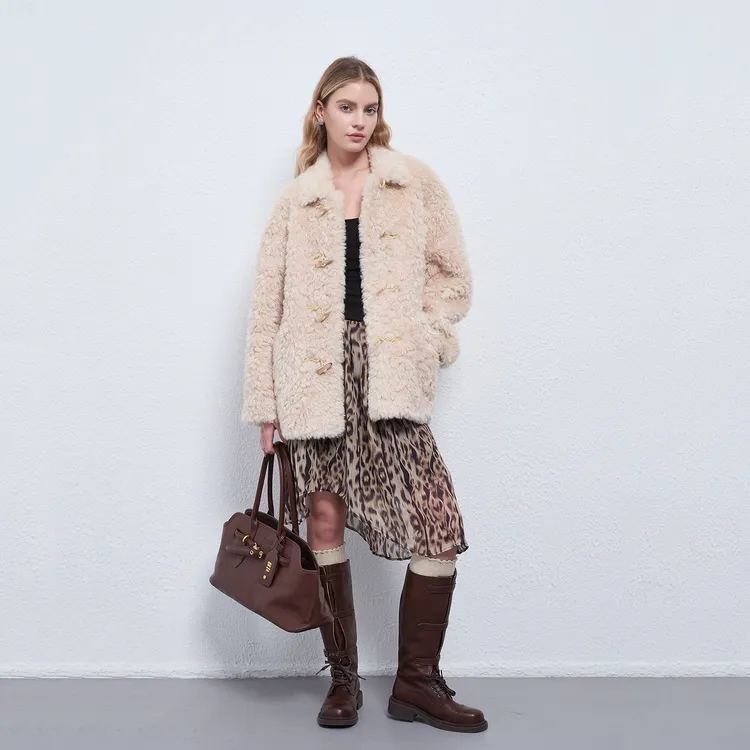 2025新款女秋冬温柔陷阱慵懒风牛角扣环保羊羔毛皮毛一体宽松版型