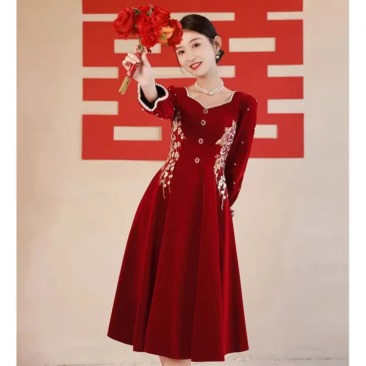 敬酒服新娘2025新款酒红色订婚礼服连衣裙高级感丝绒显瘦小个子女