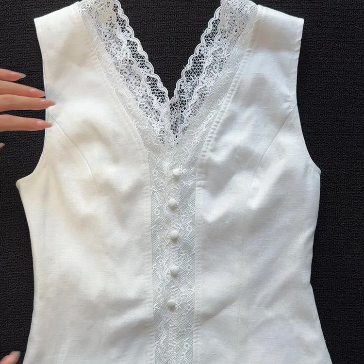 白色蕾丝拼接V领马甲背心女夏季新款设计感无袖内搭外穿收腰上衣