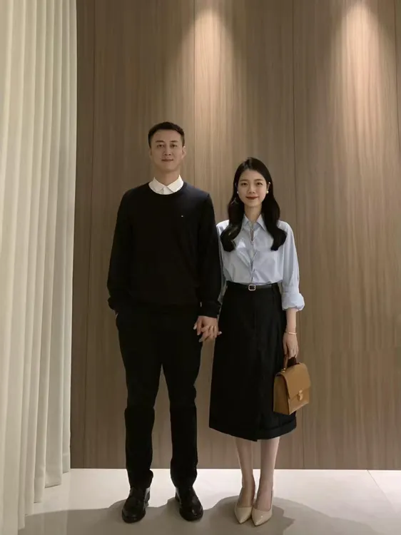 2025秋季新款韩系气质设计感蓝色衬衫通勤简约黑色半身裙两件套装