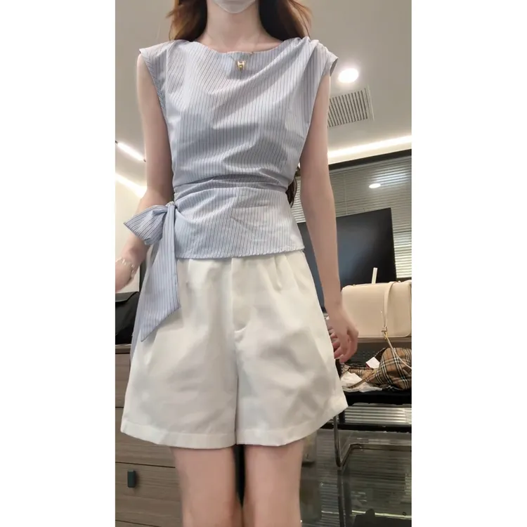 MARIE.COCO法式设计感条纹收腰蝴蝶结修身无袖上衣白色短裤两件套