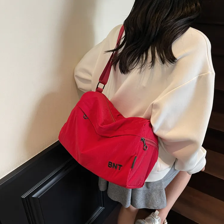 2025新款大容量轻便尼龙布枕头包韩版休闲单肩包百搭运动斜挎女包