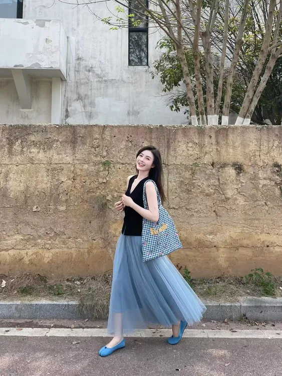 2025春夏新款复古v领针织马甲高级感无袖修身背心蓝色纱裙套装