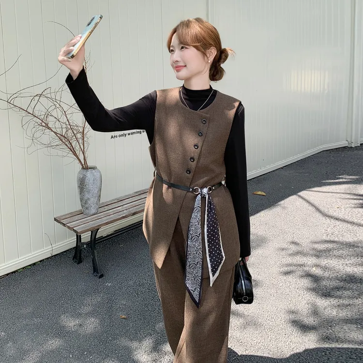 气质一整套ootd穿搭秋日新款松弛感咖色马甲阔腿裤打底衫三件套女