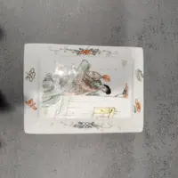 粉彩桃花美女粉盒