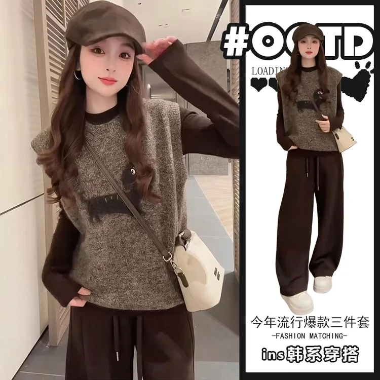 减龄遮肉套装女秋季卡通针织马甲背心高级感打底衫咖色裤子三件套