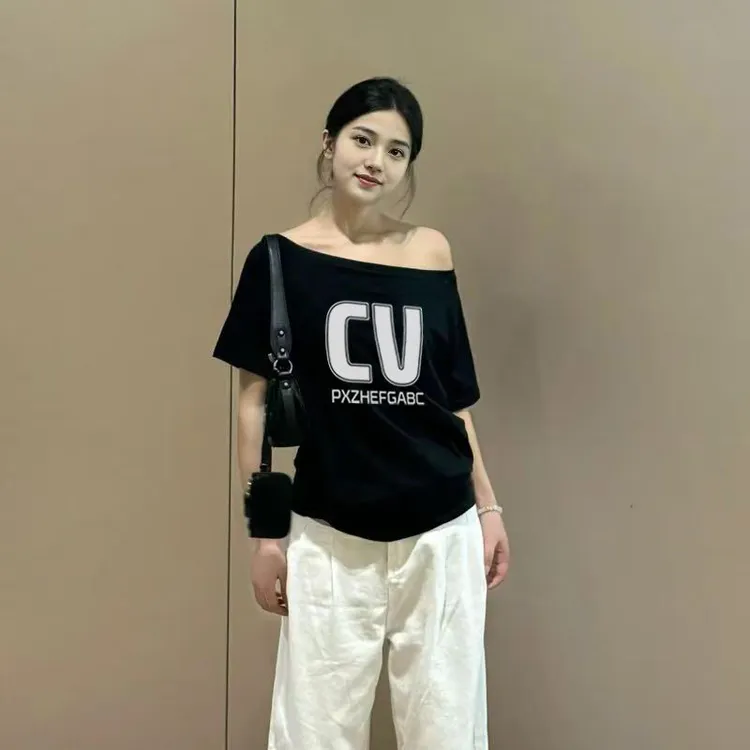 个性潮流字母印花黑色露肩短袖t恤女夏季通勤百搭修身款斜肩上衣