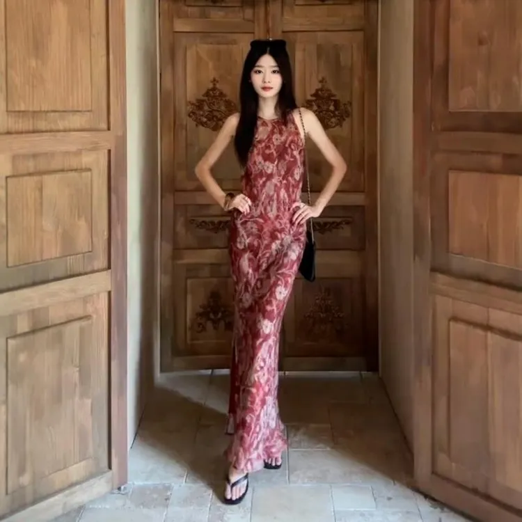法式气质复古红色碎花无袖连衣裙女夏季新款度假风收腰绝美长裙子