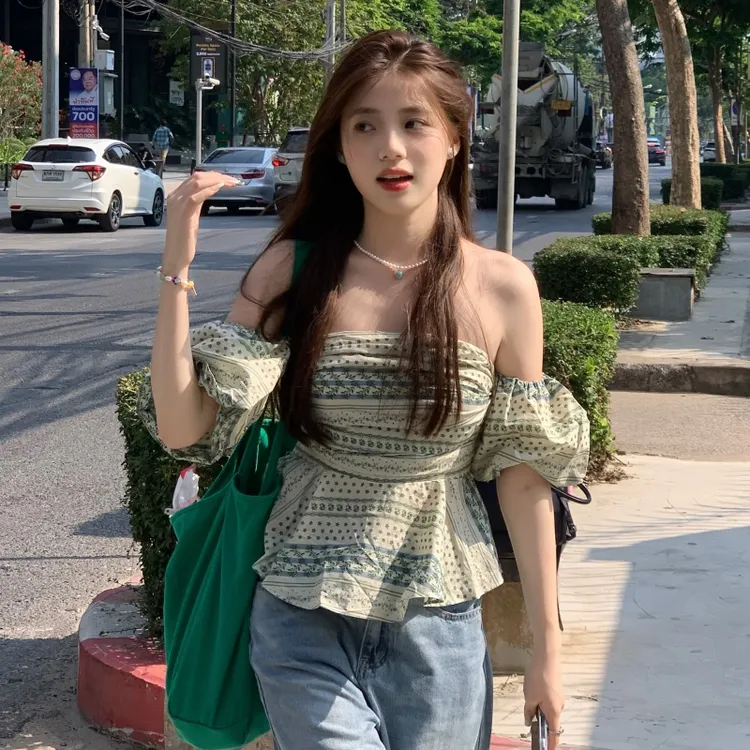 伊慧夏季别致一字肩显瘦泡泡袖设计感小众上衣露肩海边度假衬衫