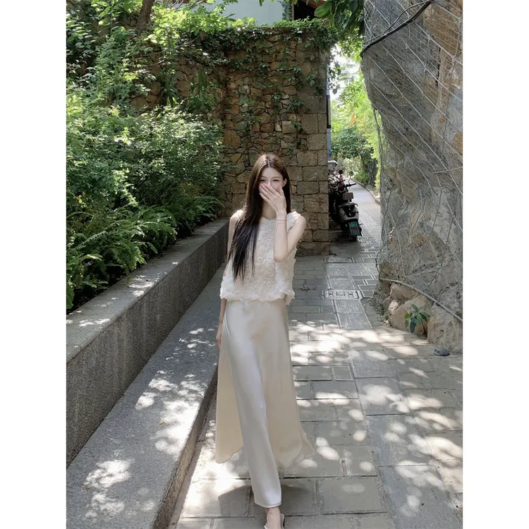 2025新款富家千金立体玫瑰花无袖上衣+法式缎面垂感半身裙套装女