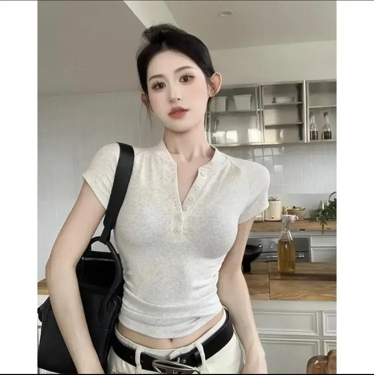2025夏季新款排扣V领百搭锁骨设计感显瘦高腰纯欲纯色女短袖520