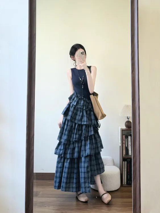 法式设计感蓝色格纹背心连衣裙2025夏季新款不规则荷叶边蛋糕长裙