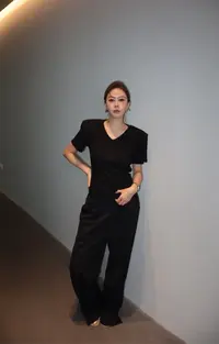KIOKWANG//夏日清新 V字领修身显型短袖垫肩T恤上衣休闲必搭