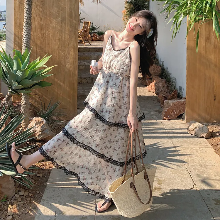 蕾丝拼接碎花吊带连衣裙女2025夏季新款度假风高端精致绝美蛋糕裙