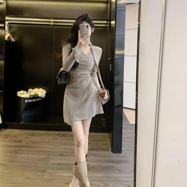 长袖秋季连衣裙裙子褶皱V领女神显瘦时尚连衣裙法式小个子小黑裙