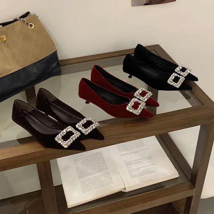 法式气质细跟红色丝绒单鞋女2025春秋方钻细跟尖头高跟鞋
