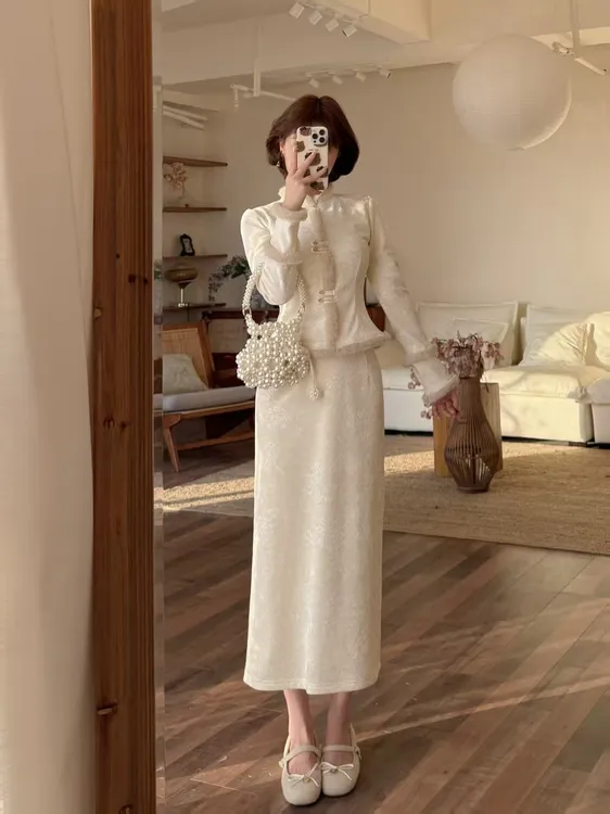 蕾英俊-暖玉疏香-冬季新款盘扣提花上衣＋直筒显瘦半裙-JFM7027