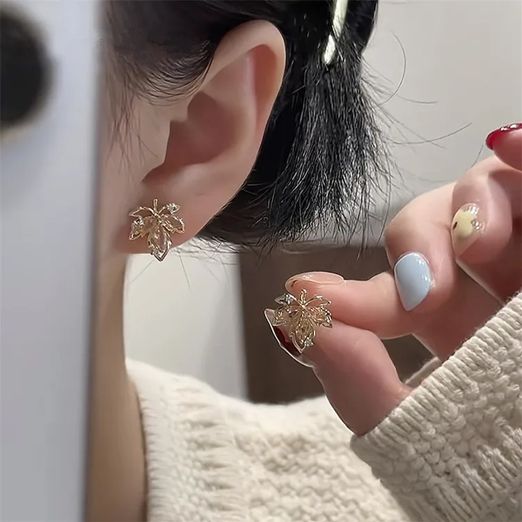 铜合金耳饰 秋日镂空锆石枫叶耳钉女款轻奢小众精致气质耳环耳饰