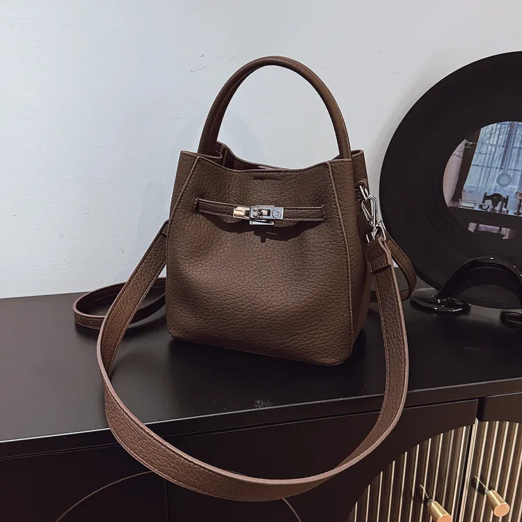 2025新款时尚百搭单肩包斜挎包高级感小众设计手提包水桶包菜篮子