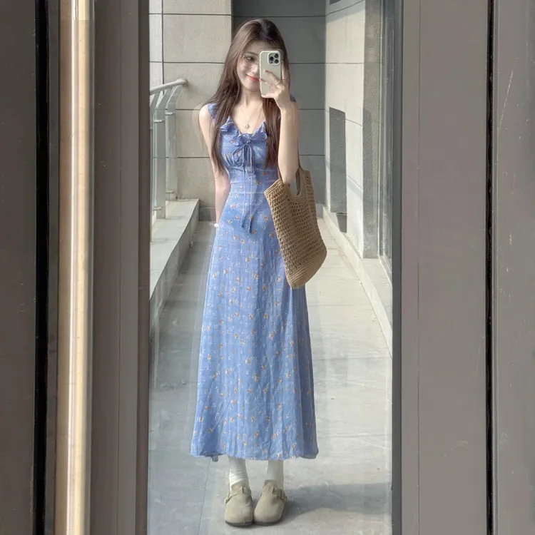 4071法式蓝色小飞袖碎花连衣裙子女2025新款海边度假气质收腰长裙