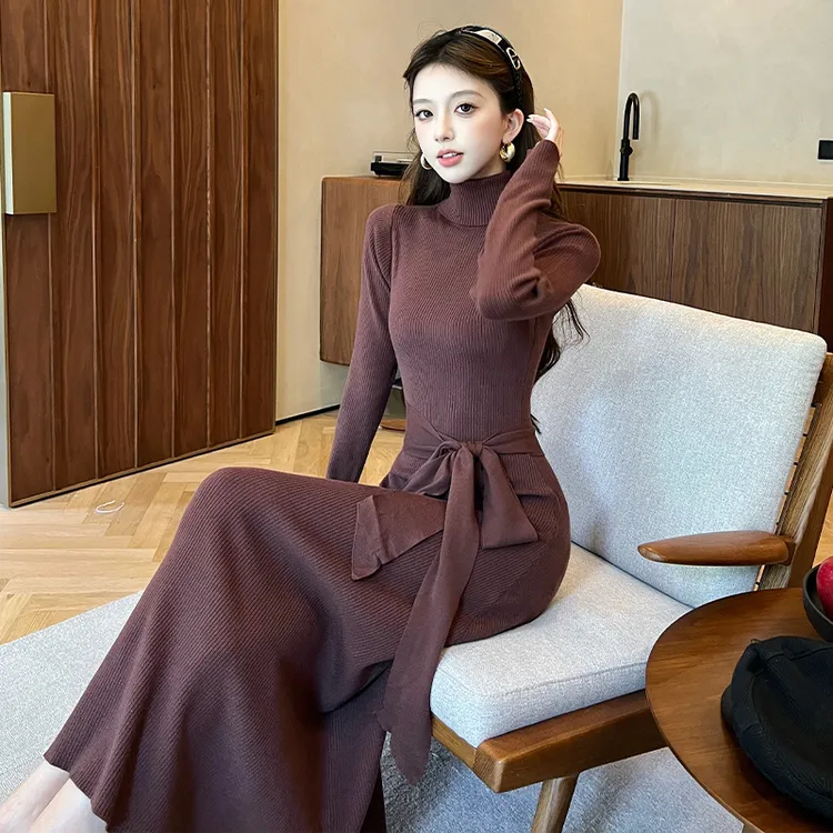 美拉德穿搭咖啡色高领长袖针织连衣裙女秋季新款绑带收腰a字长裙