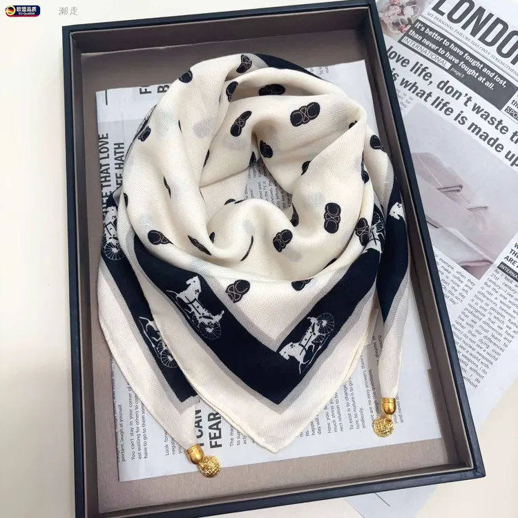 磁吸护颈小围巾2025新款秋冬方巾女款三角丝巾披肩高级感防风围脖