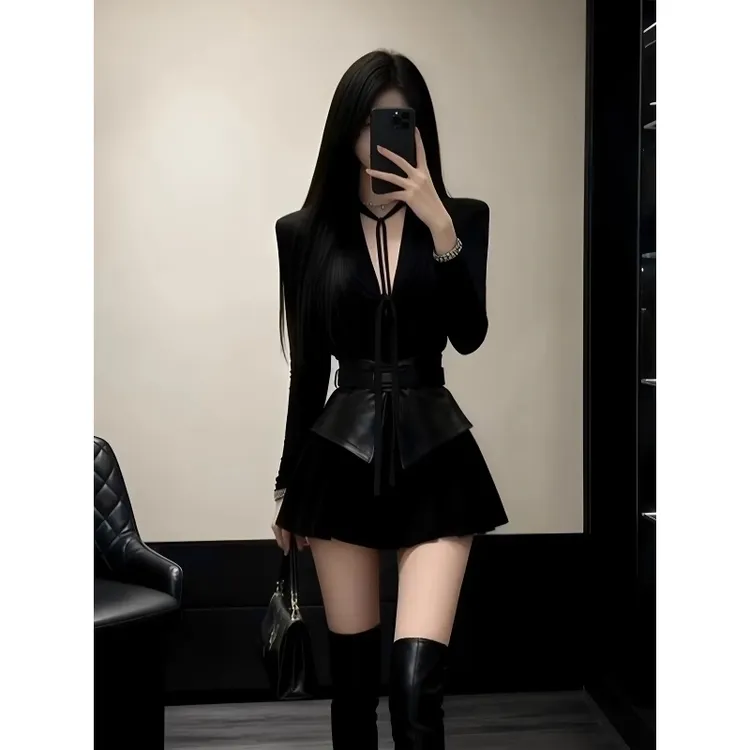 气质辣妹风黑色V领修身长袖上衣女秋冬高腰显瘦A字半身裙两件套装