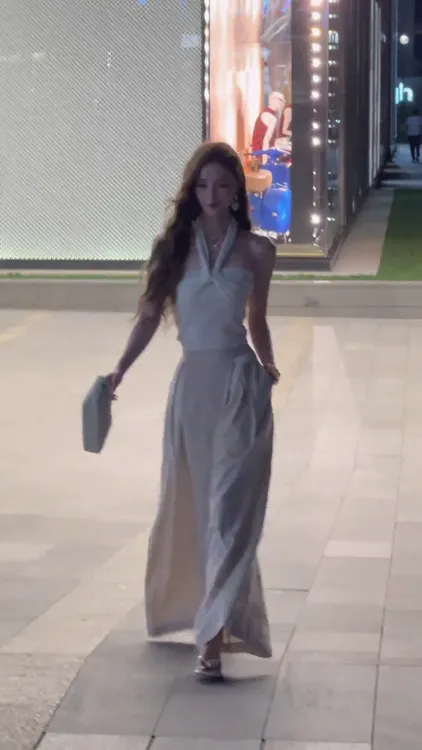 法式高级感穿搭女夏季设计感辣妹挂脖吊带背心高腰阔腿休闲裤套装