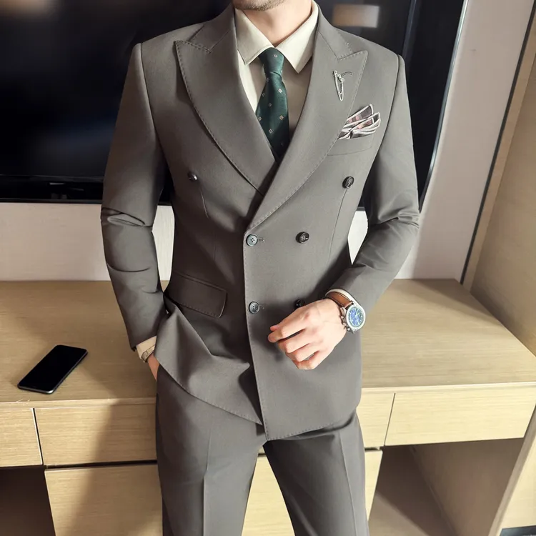 高档驼色秋冬免烫抗皱双开叉男纯色西服套装复古咖双排扣结婚新郎