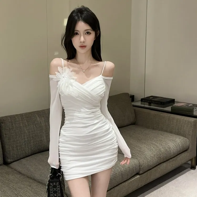 白色网纱显瘦收腰吊带连衣裙女秋季纯欲性感一字肩包臀裙掐腰裙子