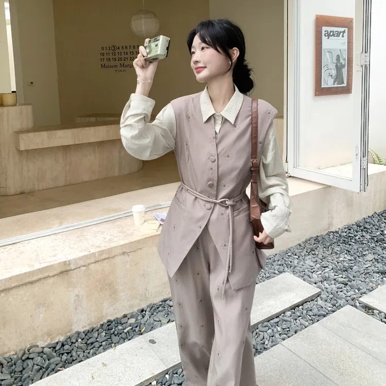 复古高级感刺绣马甲套装裤女2025年秋季新款休闲衬衫阔腿裤三件套