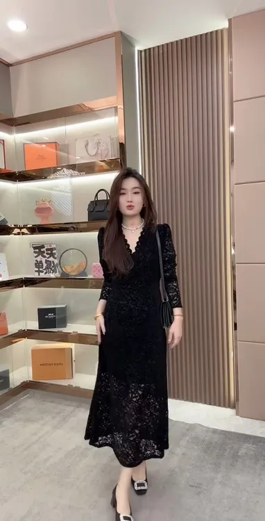 2025秋冬新款气质镂空黑色蕾丝收腰修身显瘦V领欧货长款A字连衣裙