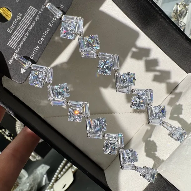 铜合金合成锆石耳饰 几何大颗冰透精美感超闪流苏精致耳环轻奢