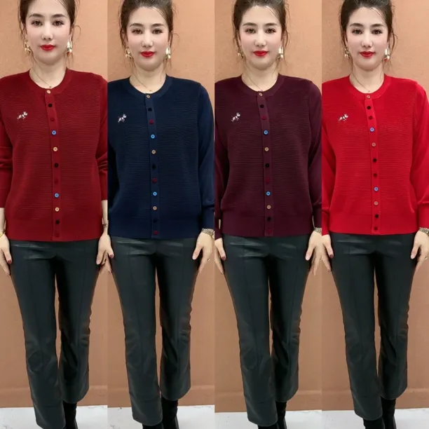 时尚洋气减龄春秋款圆领彩扣宽松大码针织衫女