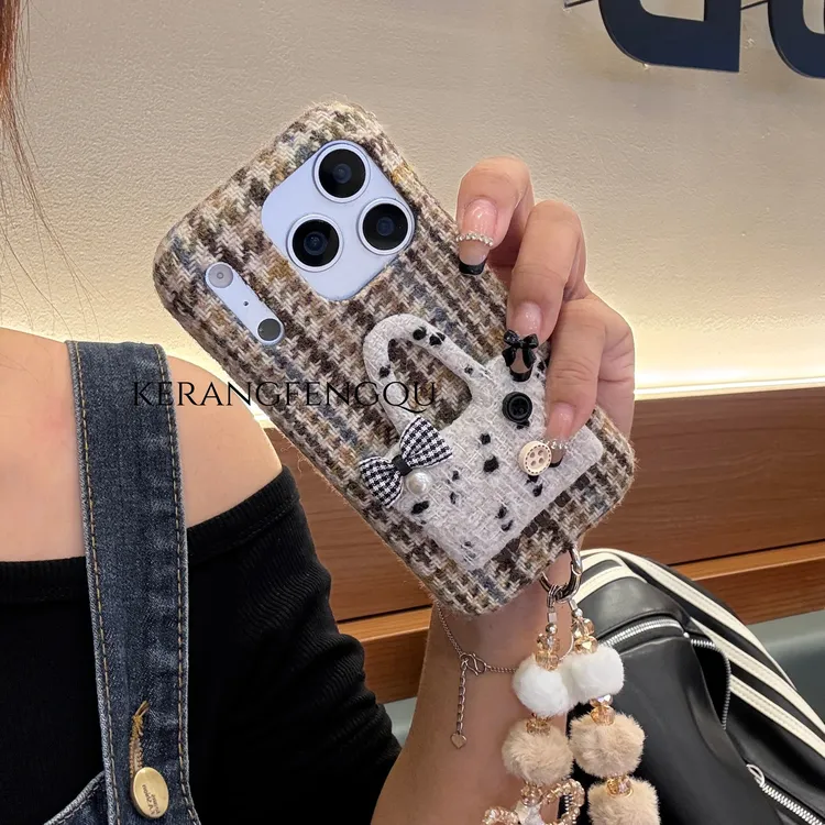 秋冬款毛绒手袋适用苹果17promax/16潮牌/15女款复古风网红手机壳