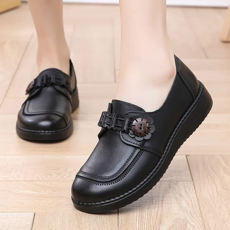 2025新款休闲皮鞋真皮软底妈妈鞋中老年单鞋春秋平底防滑舒适女鞋