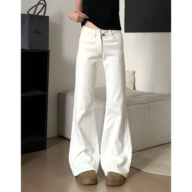 白色微喇牛仔裤女秋季2025新款低腰修身弹力不贴腿拖地喇叭长裤子