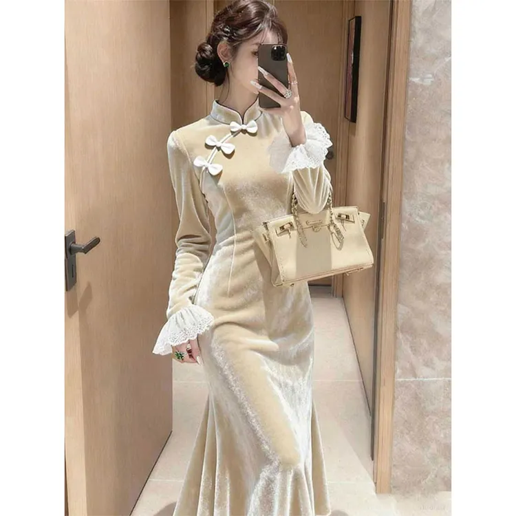 裙子秋冬款气质富家千金穿搭轻奢小众不撞款杏色新中式丝绒连衣裙