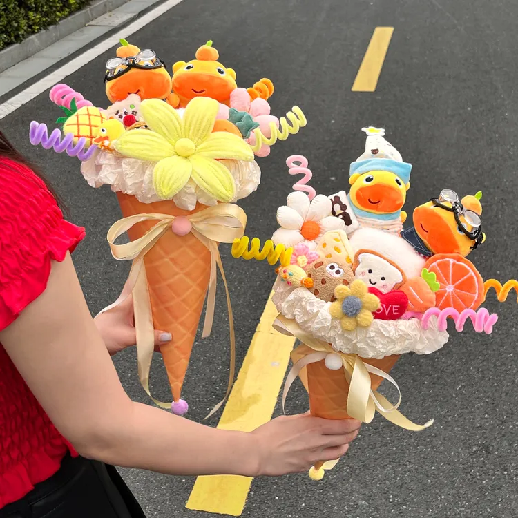 水豚噜噜冰淇淋玩偶花束成品发货送女朋友闺蜜实用心意生日礼物